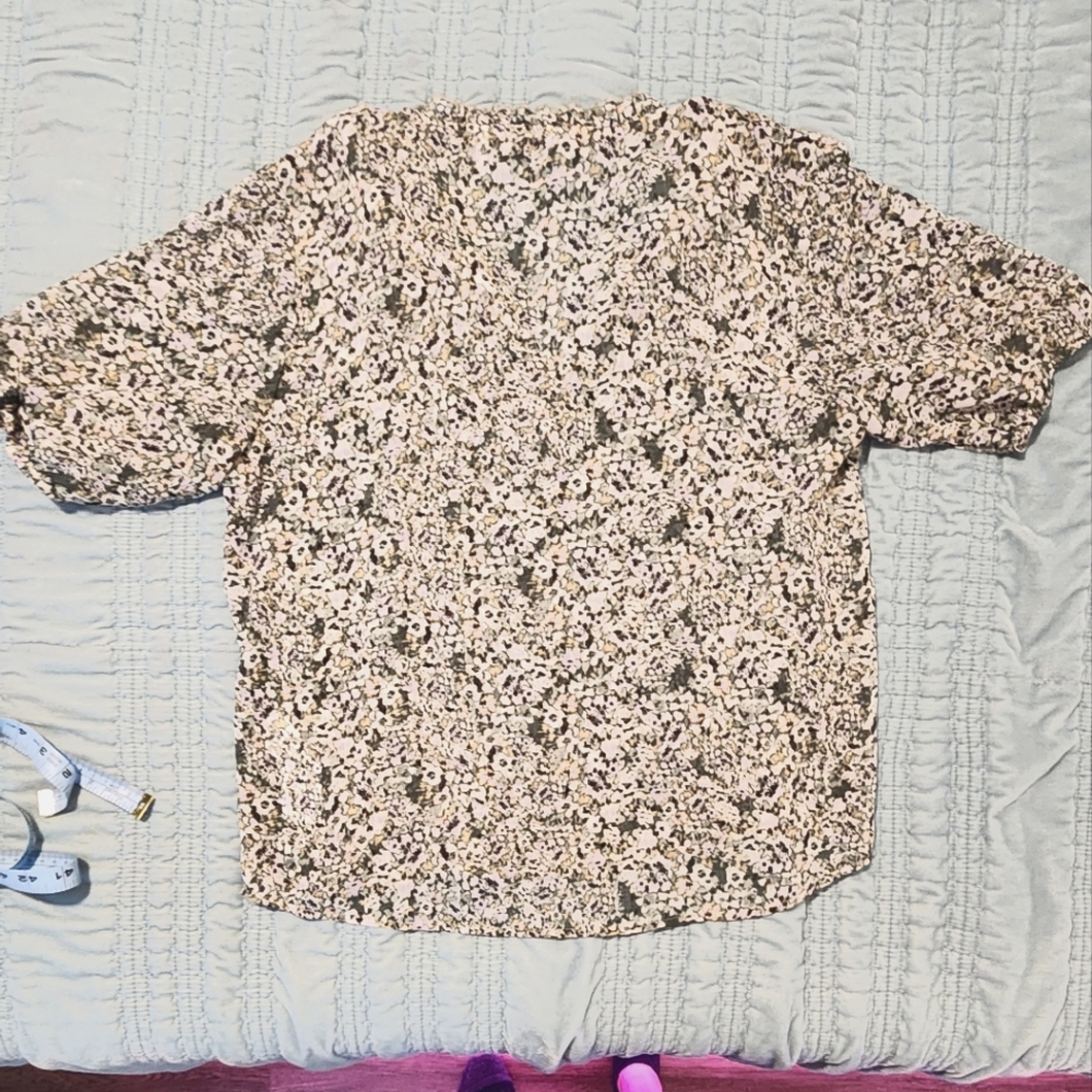 B. Young Floral Light Woven Shirt Size Medium NWOT - Picture 3 of 7